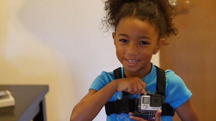 İlk Okul Günü Deneyimini Göğsüne Bağladığı GoPro ile Kaydeden Küçük Kız