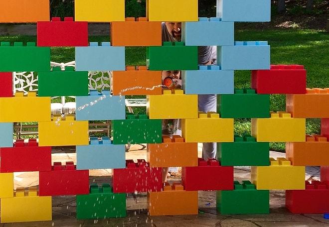 Legolarını ve Çocukluğunu Özleyen Yetişkinler İçin Çözüm: Devasa Lego Blokları