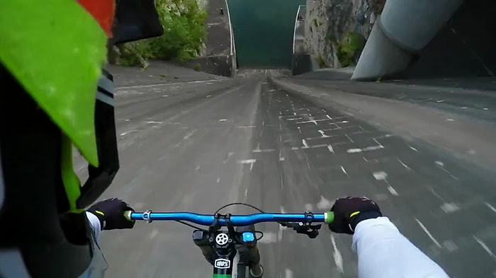 60 Metre Yükseklikteki Barajdan Bisikleti ile İnen Yürek Yemiş Bisikletçi