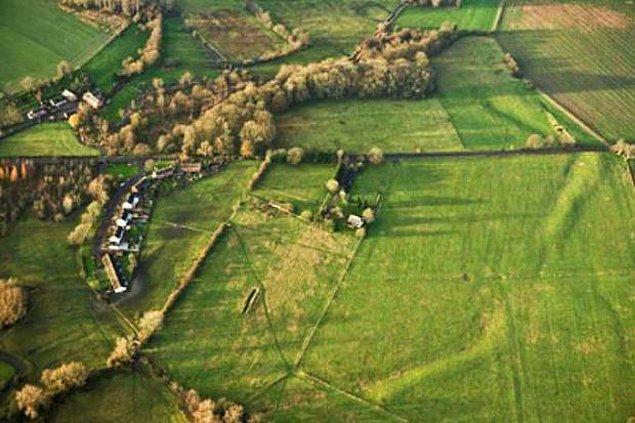 Yapılan radar taramaları sonucu Stonehenge'e yaklaşık 2 kilometre uzaklıkta ve yerin sadece 1 metre altında gömülü taşlar bulundu.