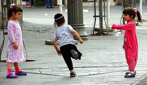 2. Çocuklarının sokakta güven içinde oynadığından, büyüdüğünde içinde biriken bir öfke olmadığından eminsindir.