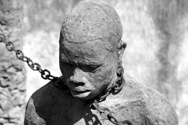 Madde 4- Hiç kimse kölelik veya kulluk altında bulundurulamaz, kölelik ve köle ticareti her türlü biçimde yasaktır.