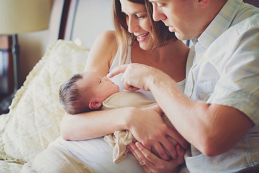 В семье родилась дочь. Фотосессия с новорожденным. Фотосессия с грудным ребенком. Новорожденные дети с родителями. Фотосессия родителей с новорожденным.