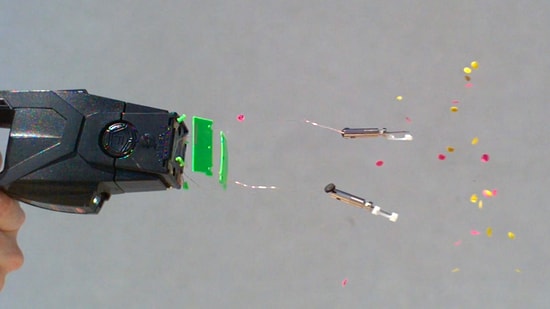 Yavaş Çekim ile Şok Tabancasının Çıplak Vücutta Etkisi | 28,000 FPS