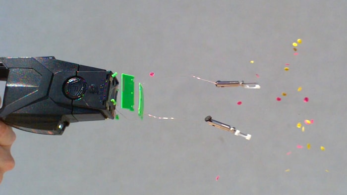 Yavaş Çekim ile Şok Tabancasının Çıplak Vücutta Etkisi | 28,000 FPS