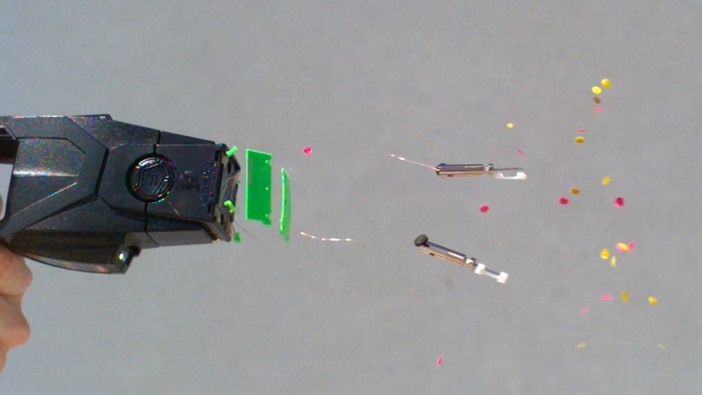 Yavaş Çekim ile Şok Tabancasının Çıplak Vücutta Etkisi | 28,000 FPS