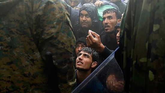 Makedon Polisinden Mültecilere Dayak