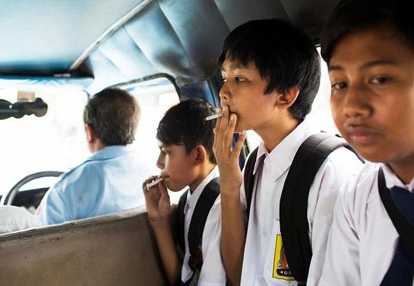 Okula toplu halde giden bu çocuklar günde ortalama 2 paket sigara içiyor.