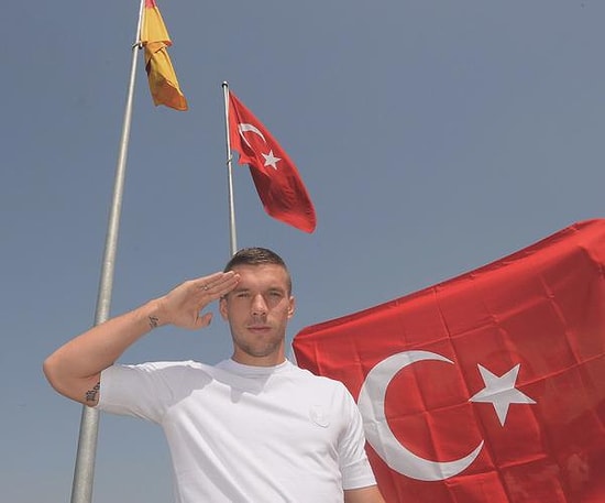 Podolski'den Asker Selamı