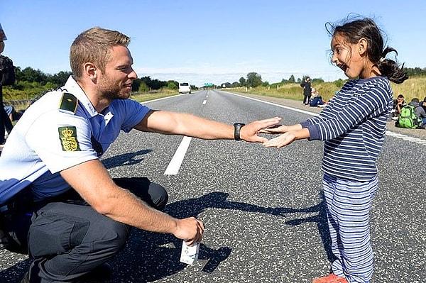 Bir çocuğun gülümsemesi herkesin yüzünde o büyük tebessümü yaratır ve bu polis o çocuğun kalbine dokunmayı başarmış!