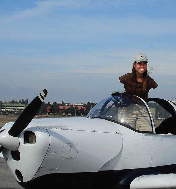 En büyük hayalini de gerçekleştiren Jessica dünyanın kolları olmayan tek hava yolu pilotu.