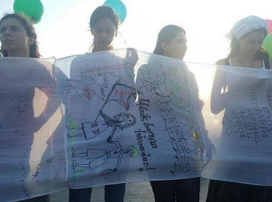 Kadınlar Barış'a Tülbent Uzatıyor