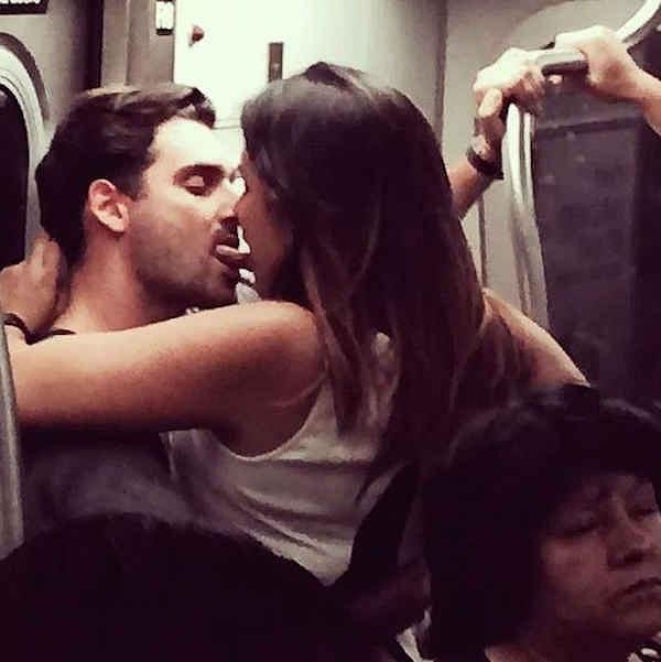 10. "Madem metroda sıkış sıkış duruyoruz, dilli milli öpüşelim"