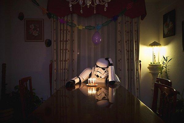 17. Ve saat gece yarısını geçti. Stormtrooper'ın doğum günü. Yalnız başına kutlamak zorunda çünkü kimse hatırlamamış. 😔