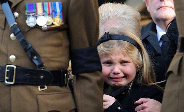 17. Babasının cenazesinde ağlayan bu küçük kızın gözyaşları için