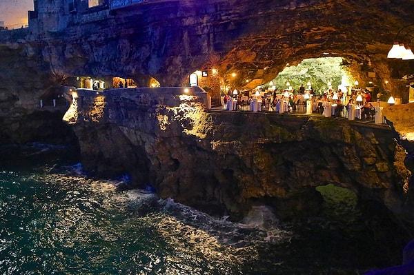 1. Grotta Palazzese - İtalya