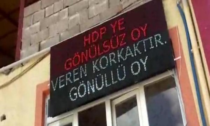 AKP'li Belediye Başkanından Işıklı Panoda Mesaj: 'HDP'ye Gönüllü Oy Veren Alçaktır'