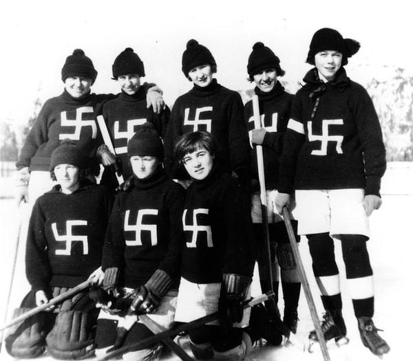 8. Gamalı haç 1930'lardan önce birçok spor takımı tarafından da kullanılıyordu. Bunlardan biri de Kanada hokey takımı.