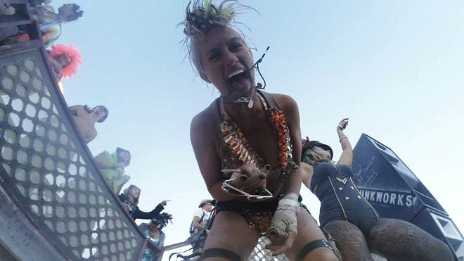 Burning Man Festivalinin Ortasına Düşen Drone Gözünden Çöl Festivali