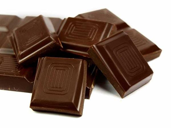 9. Kahvaltıda bir parça çikolata yemek modunuzu dengeleyip gün boyu mutlu hissetmenizi sağlayacaktır.