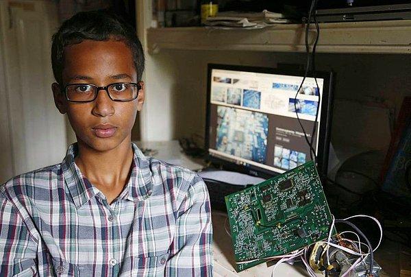 Teksas'ın Dallas kenti yakınlarındaki Irving kasabasında yaşayan Muhammed, öğretmenlerinin gözüne girmek için evde tek başına elektronik bir saat yapıyor.