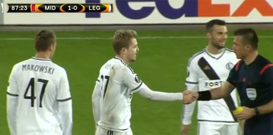 Arkadaşlarını Engelledi, Göçek'in Elini Sıktı