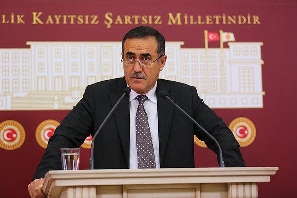 1. Emekli müftü İhsan Özkes, 2002'den 2015'e kadar CHP rozetini taktı, 2 dönem milletvekilliği yaptı.