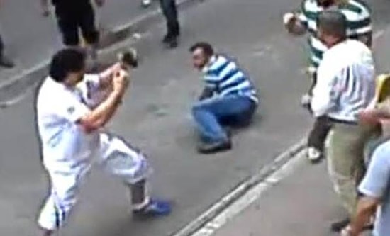 İrlandalı Turiste 19 Kişi Saldırmış