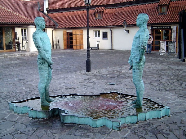 Инсталляция под названием ''Piss''