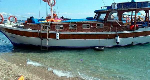 Marmaris'te satın aldıkları 14 metrelik bir tur teknesi ile Rodos Adası’na ulaşan 135 Suriyeli, turistlerin şaşkın bakışları arasında karaya çıktı.