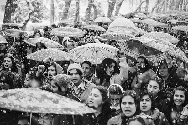 3. 8 Mart Dünya Kadınlar Günü'nden bir gün önce gelen bu açıklama, Şah döneminde de kapanma yasağı olan İran kadınlarını harekete geçirdi.