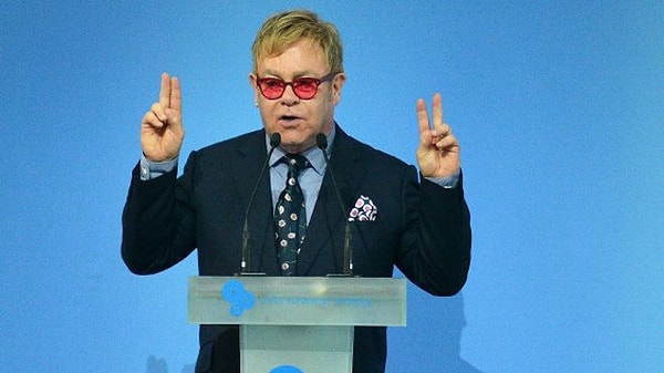Şaka kurbanı olan Elton John ise tüm bu açıklamaların ardından hala Putin'le görüşme isteğinin devam ettiğini hatta yüz yüze gelmek istediğini açıkladı.