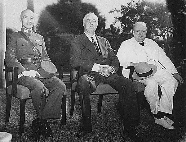 10. 2. Dünya Savaşı boyunca Başbakan İsmet İnönü ve Dışişleri Bakanı Menemencioğlu'nun politikası ise savaşa katılmama yönündeydi.