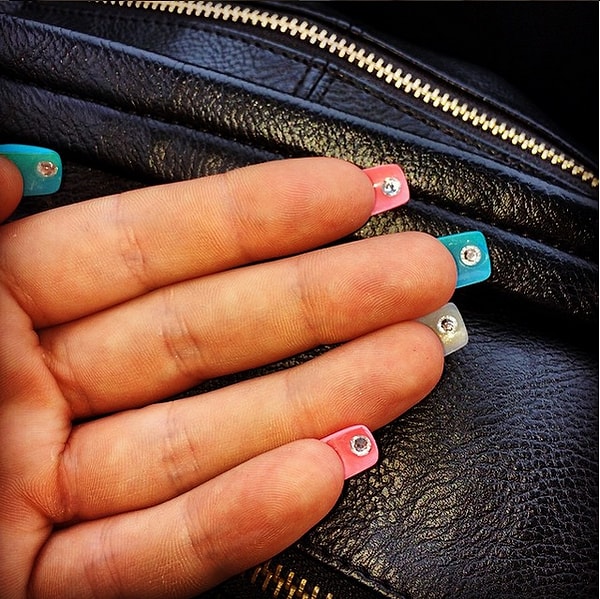 4. То же самое касается и страз.