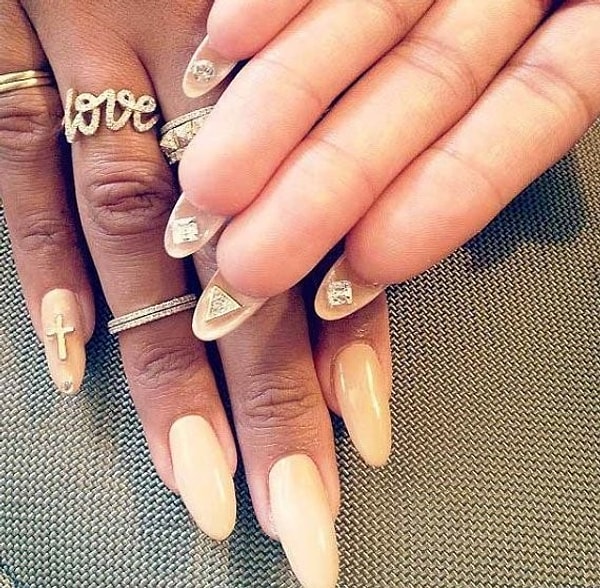 5. Иногда стразы различных форм можно использовать вместе с другими аксессуарами.