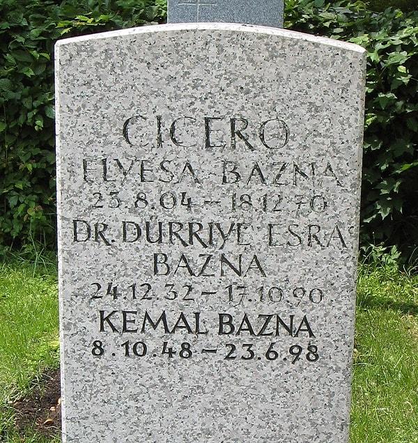 17. Kazandığı paraya rağmen geçimini sağlayamayan Bazna, Aralık 1970 tarihinde gece bekçiliği yaptığı Münih'te yoksulluk içinde hayatını kaybetti.