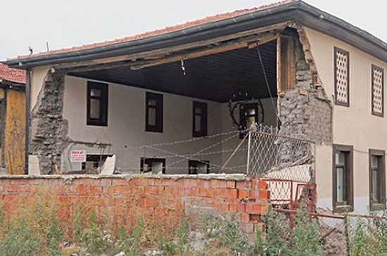 Tarihi Cami de Restorasyon Kurbanı
