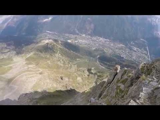 Невообразимый, захватывающий дыхание полет с горы в вингсьюте