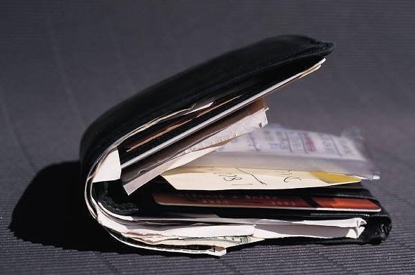 8. İçinde elektrik faturasını dahi bulundurduğunuz bir cüzdanın sizi zengin göstermeyeceğinden emin olabilirsiniz.