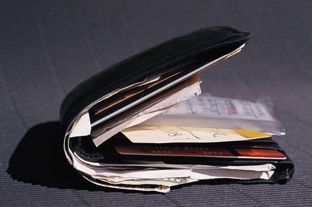 8. İçinde elektrik faturasını dahi bulundurduğunuz bir cüzdanın sizi zengin göstermeyeceğinden emin olabilirsiniz.
