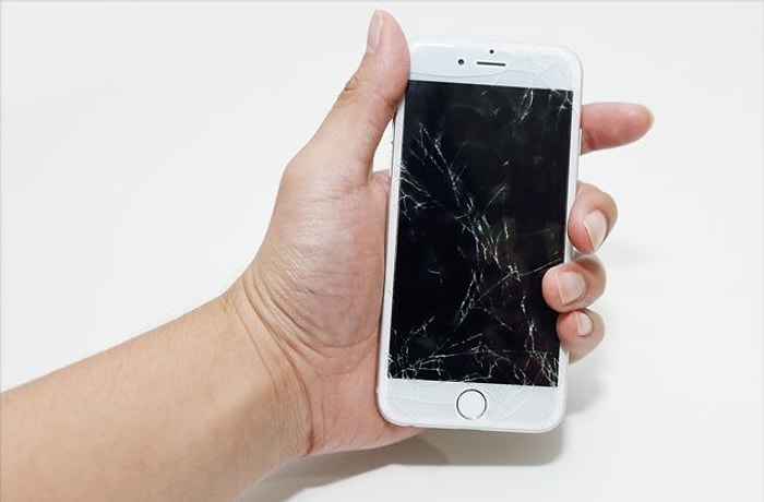 Bu Telefon Size Ne Etti? İnsanlar Tarafından Hunharca Parçalara Ayrılan iPhonelar