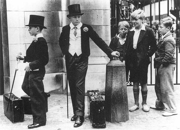 8. Britanya'daki dönemin sınıf farklılıklarını çarpıcı şekilde gösteren bir fotoğraf, yıl 1937