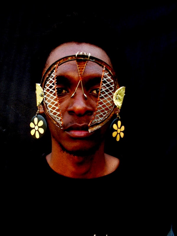 1. Сайрус Кабиру живет в Найроби столице Кении.