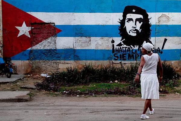 10. 2 Aralık 1956 akşamı, 82 Kübalı politik sürgün, Granma (Nene) adlı gemi ile Küba sahiline yanaştı. Çoğu kısa sürede öldürüldü. Castro kardeşlerin de aralarında olduğu az sayıda kurtulan, Sierre Maestra dağlarına çekilerek devrimci savaşı başlattı. 1 Ocak 1959 günü Havana’ya girerek Batista rejimini devirdiler.