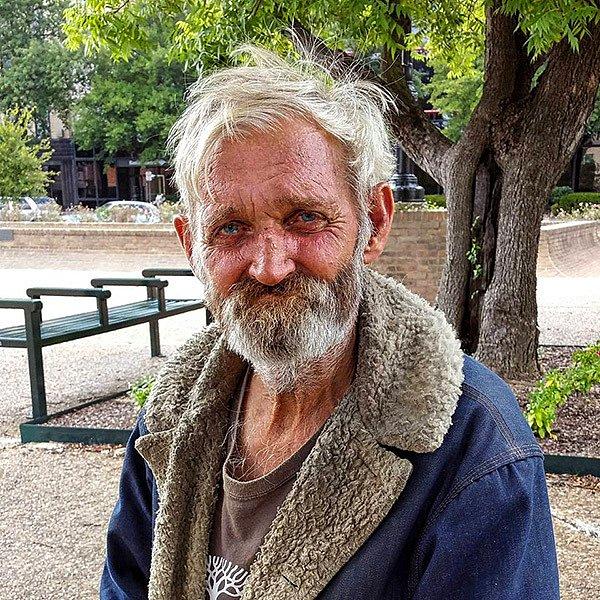 9. Bu evsiz adam ailesini görmek için paraya ve ulaşıma ihtiyaç duyuyordu. Yerel bir dernek onun için bağış toplayarak adamın arzusunu yerine getirdiler.