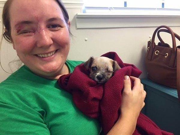 16. Zamanında silahla yaralanma sonucu bir gözünü kaybeden bu kadın köpek saldırısında gözünü kaybeden bu küçük yavru köpeği sahiplendi.