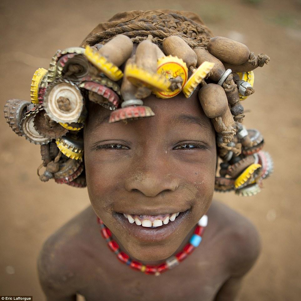 Etiyopya'nın Omo Vadisi'nde yaşayan, Daasanach insanlarının eski şişe kapağı ve bozuk saatlerden yaptıkları bu peruklar el emeği, göz nuru!