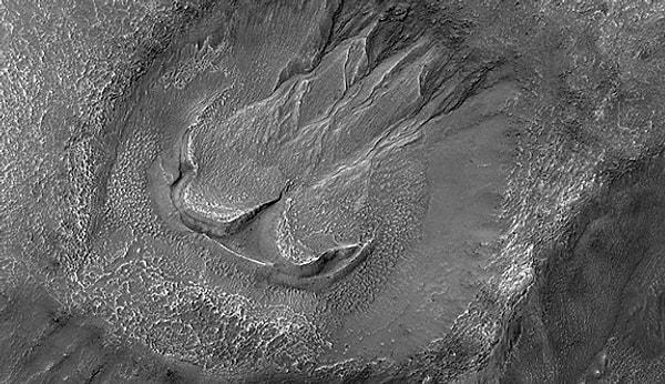 20. Sonrasında Mars'ta buz kütleleri bulundu, ayrıca gezegende bulut oluşturmaya yetecek miktarda suyun buharlaştığı da keşfedildi.