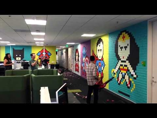 Post-it'lerle Yapılan Süper Kahramanlar Yaprak Üfleyici İle Ortadan Kaldırılıyor