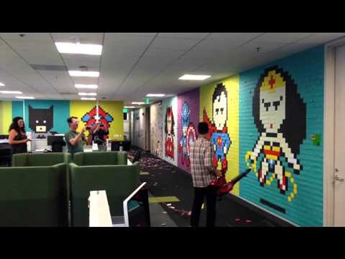 Post-it'lerle Yapılan Süper Kahramanlar Yaprak Üfleyici İle Ortadan Kaldırılıyor